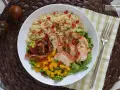 Bowl con quinoa, pollo a la plancha, tomates y mango. Un plato ideal de alimentos saciantes para adelgazar.