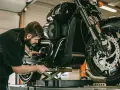 Meccanico al lavoro su una moto. Per sapere i tagliandi Ducati ogni quanti km, consulta il manuale.