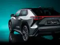 Tył samochodu Toyota bZ4X Concept na tle turkusowego tła.