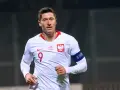 Piłkarz reprezentacji Polski Robert Lewandowski w białej koszulce z numerem 9.