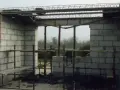 Budowa stropu żelbetowego: szalunki, zbrojenie i ściany z bloczków.