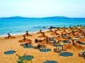 Słoneczny Brzeg, Bułgaria: Piękny dzień na plaży z rzędami parasoli i leżaków, turkusowe morze i góry w tle. Idealne wakacje!