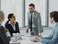 Zespół biznesowy w biurze podczas spotkania.