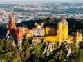 Kolorowy Pałac Pena w Sintrze, jedna z najpiękniejszych atrakcji Portugalii, wznosi się na wzgórzu.