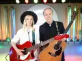 Agata Karczewska, jak "dark horse", z gitarą w dłoni, obok partnera muzycznego.