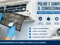 Mani con guanti blu puliscono il filtro del condizionatore con uno spray. Impara come pulire i filtri del condizionatore per aria più sana.