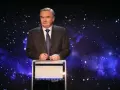 Mężczyzna w garniturze stoi na tle kosmicznego nieba. Czy jest on jeden z dziesięciu o której?
