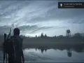 Joel mira un lago tranquilo, con un cartel de "Platino The Last of Us Parte 1" flotando.