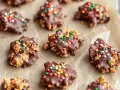 Roligt julgodis barn älskar! Krispiga chokladkakor med färgglada strössel, perfekta för julfikat.