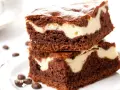 Szybkie ciasto z twarogiem, czekoladowe brownie z kremową warstwą serową, idealne na deser.