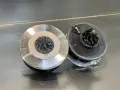 Due turbocompressori per motore, uno nuovo e uno usurato, pronti per un intervento.