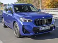 Niebieskie BMW X1 w ruchu drogowym. Sprawdź aktualną bmw x1 cena i dostępne konfiguracje.