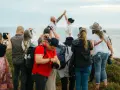 Para młoda tańczy na klifie, a wokół niej grupa fotografów dokumentuje ten wyjątkowy moment, jakby to była piosenka na oczepiny.