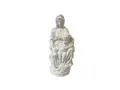 Biała rzeźba przedstawia Madonnę z Dzieciątkiem, inspirowana dziełem "Madonna z Brugii".