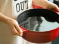 Jak wyczyścić przypalony garnek emaliowany? Sprawdzone domowe triki!