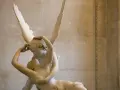 Sculpture de marbre représentant Psyché ranimée par l'amour, un baiser passionné qui redonne vie.