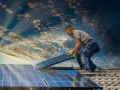 Instalator montuje panele słoneczne na dachu, przygotowując dom do systemu net metering. Słońce przebija się przez chmury.