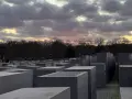 Szare betonowe bloki tworzą labirynt. To pomnik pomordowanych Żydów Europy, miejsce pamięci pod zachodzącym słońcem.