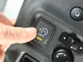 Palec naciska przycisk "AUTO OFF", wyłączając system start-stop.