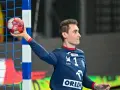 Piłkarz ręczny Adam Morawski z piłką w dłoni, gotowy do rzutu.