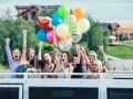 Radosne kobiety z kieliszkami i balonami świętują wieczór panieński. Mnóstwo kolorowych niespodzianek na wieczór panieński!