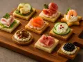 Varietà di tartine per aperitivo su tagliere: salmone, gamberetti, caviale, salumi, prosciutto, verdure e paté.