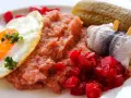 Herzhaftes Gericht mit Rührei, Bohnenmus, Rollmops, Gewürzgurke und Rote Bete. Perfekt für Hirschhornwegerich Rezepte.