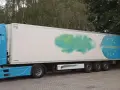 Niebieska ciężarówka z naczepą, na której widnieje symbol UE. Obok stoi biały bus inspekcji transportu drogowego. Certyfikat ATP potwierdza gotowość do przewozu.