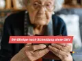 Ältere Frau mit Geldbörse. Was beachten als Frau bei Scheidung ohne Krankenversicherung? Finanzielle Absicherung im Alter.