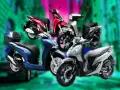 Diversi scooter colorati, blu, rosso, argento e grigio, mostrano la differenza tra moto e scooter.