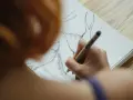 Artystka szkicuje jelenia na papierze akwarelowym. Różne rodzaje papieru oferują unikalne tekstury do rysowania.