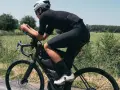 Kolarz w aerodynamicznej pozycji, dbający o kręgosłup lędźwiowy podczas jazdy.