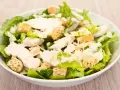 Salade César appétissante avec poulet, croûtons dorés et copeaux de parmesan. Un classique des salade cesar ingredient.