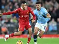 Jugadores del Liverpool y Manchester City en acción. Las alineaciones de Manchester City contra Liverpool FC se definen en el campo.
