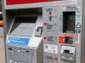 Jak kupić bilet na metro w Warszawie? Automaty oferują zakup kart miejskich, biletów czasowych i doładowań. Płać gotówką lub kartą.