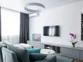Nowoczesny salon z klimatyzacją. Sprawdź, jaka jest montaż klimatyzacji cena i ciesz się komfortem.