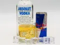 Szklanka z drinkiem, puszka Red Bulla i butelka wódki Absolut – klasyczny energetyk z alkoholem.