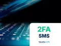 Klawiatura laptopa w niebieskim świetle. Obok tekst: 2FA SMS, SMSAPI. Dowiedz się, 2fa co to jest i jak chroni Twoje dane.