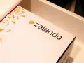 Pudełko Zalando Lounge z motywem butów. Zastanawiasz się, ile czasu na zwrot? Sprawdź regulamin!
