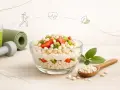 Zdrowy deser z jogurtem, truskawkami, kiwi i ryżem preparowanym. Idealny na śniadanie, gdy liczymy ryż preparowany kcal.