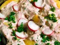 En krämig potatissallad med rädisor och dill, ser ut att vara den godaste potatissalladen någonsin!