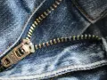Primer plano de una cremallera de jeans. Aprende como arreglar una cremallera rota para que tus pantalones vuelvan a funcionar.