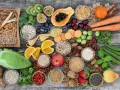 Assortiment de fruits, légumes, céréales et noix, riches en fibres solubles.