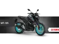 Szary motocykl Yamaha MT-125 z turkusowymi felgami, gotowy na miejskie przygody.