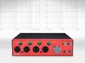 Czerwony interfejs audio Focusrite Clarett+ 4Pre z czterema wejściami combo XLR/TRS i pokrętłami gain. Powyżej wykresy pasma przenoszenia.