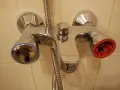 Jak wymienić uszczelkę w baterii prysznicowej? Oszczędź na hydrauliku!
