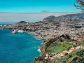 Widok na Funchal, Madera. Wrzesień to idealny czas na zwiedzanie, gdy temperatura jest przyjemna, a słońce świeci nad miastem i oceanem.