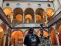 Cortile del Museo Civico, uno dei musei da visitare a Bologna, con una statua di putto e una persona con zaino.