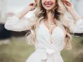 Dodatki do sukni ecru: Jak olśnić stylem na każdą okazję?