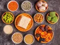 Kompozycja produktów bogatych w estrogen: soczewica, edamame, migdały, siemię lniane, ciecierzyca, sezam, brokuły, daktyle, morele, śliwki, czosnek, tahini.